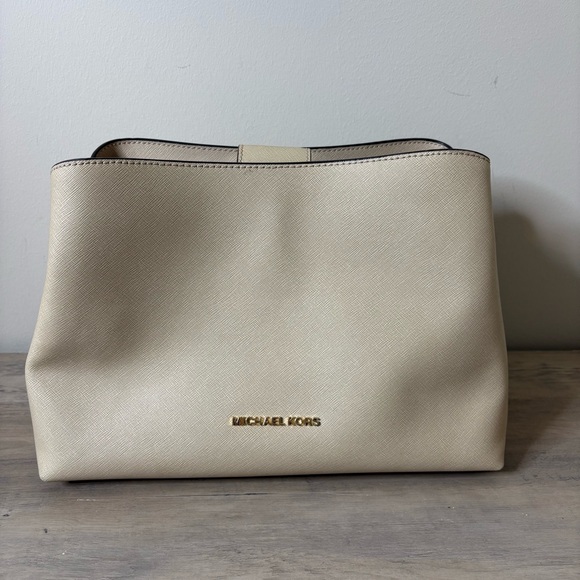 Michael Kors Sofia Large Saffiano Leather Satchel Tote Purse Beige Cream - Picture 3 of 10